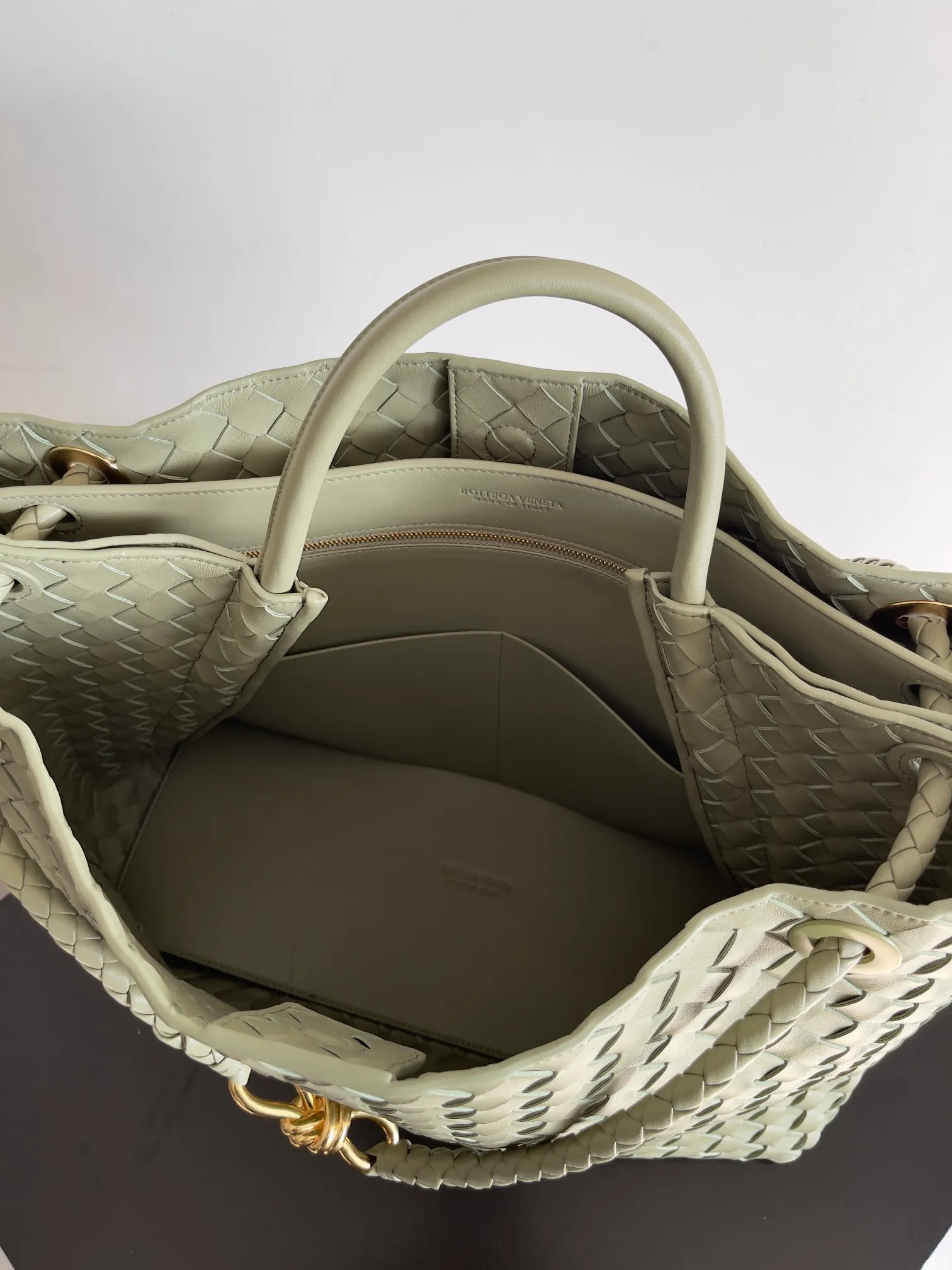 Batch 3760 Recently, the same style of bag that celebrities love is both high-end and practical. Michelle Yeoh, Kim Namjoon, Jing Boran, Tong Liya, Sun Qian, Wu Qianyu, Du Juan, Ma Yili and Bai Baihe are all carrying Bottega Veneta summer series Andiamo handbags. Andiamo has a simple structure and rounded lines. The whole piece is made of Nappa leather. It is comfortable, soft and dynamic. It adds interest to daily life and can be easily matched with various styles. Andiamo handbags are available in three sizes: small, medium and large. There are many colors to choose from, which can meet different needs. You can really carry it whether it is daily or attending events. Style number: 743575 Size: 45*22*34 including handle height 44cm